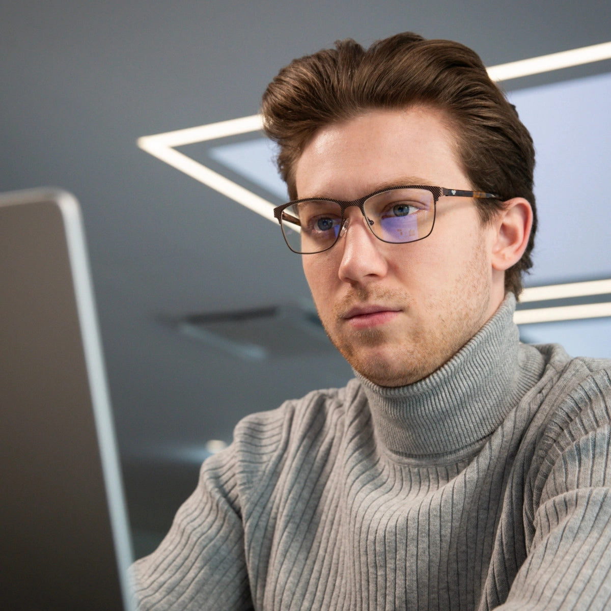 Clipp Glasses Amber barna szemüveg férfi modellen jobbról