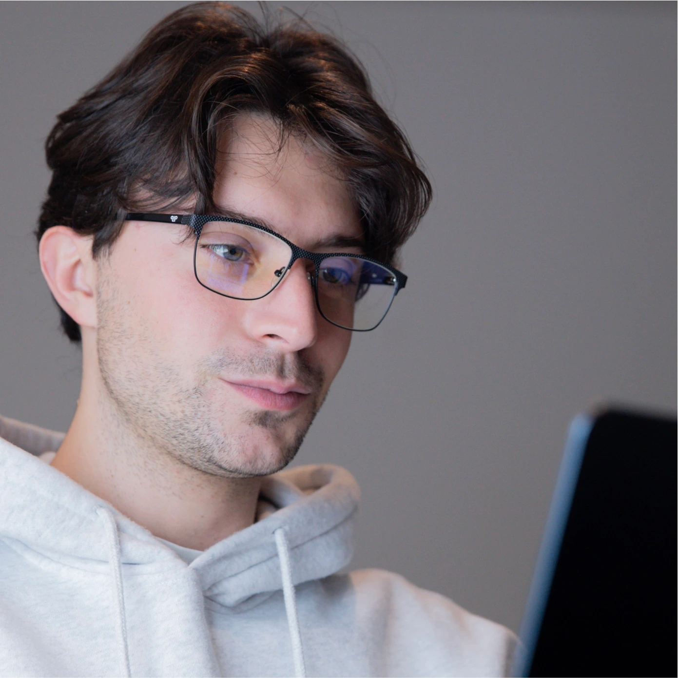 Clipp Glasses Amber fekete szemüveg férfi modellen balról