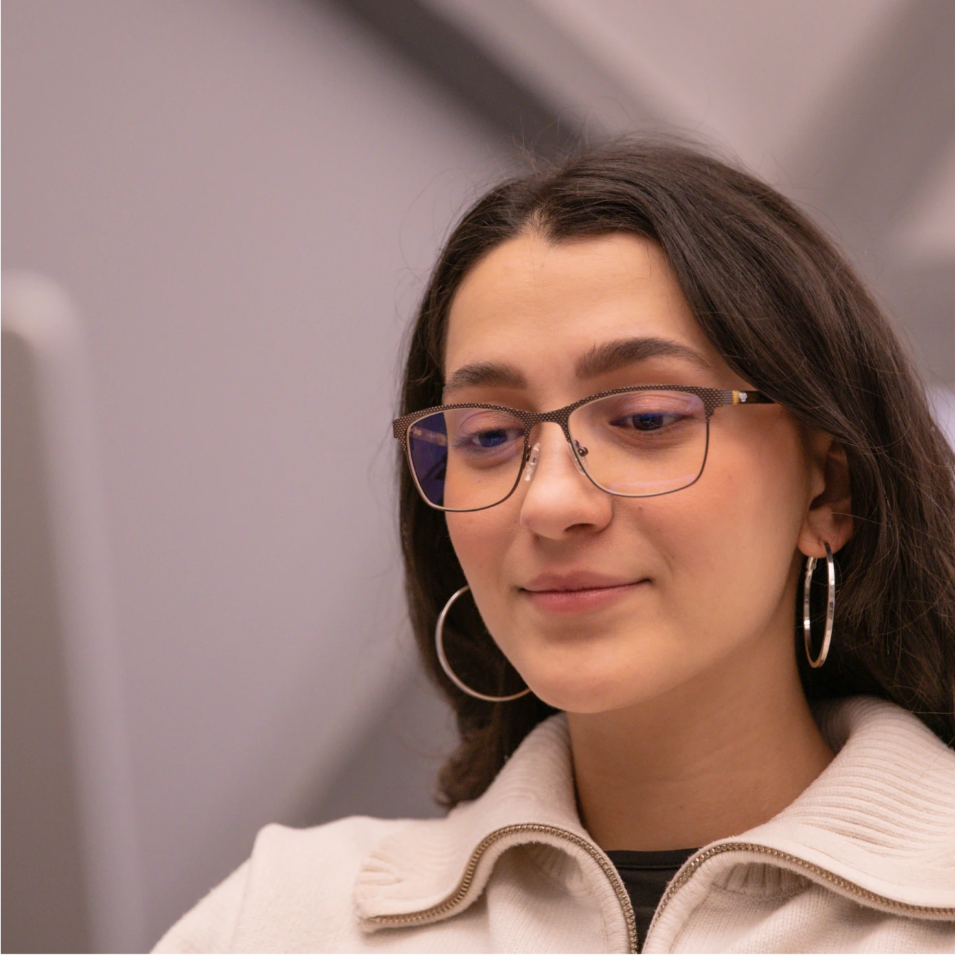 Clipp Glasses Amber barna szemüveg női modellen balról