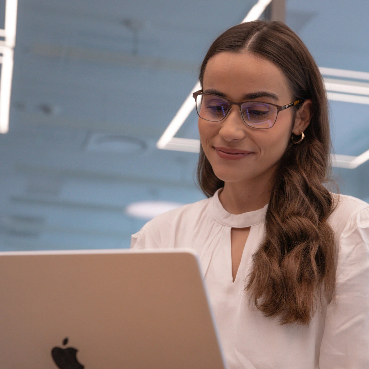 Clipp Glasses Amber barna szemüveg női modellen jobbról