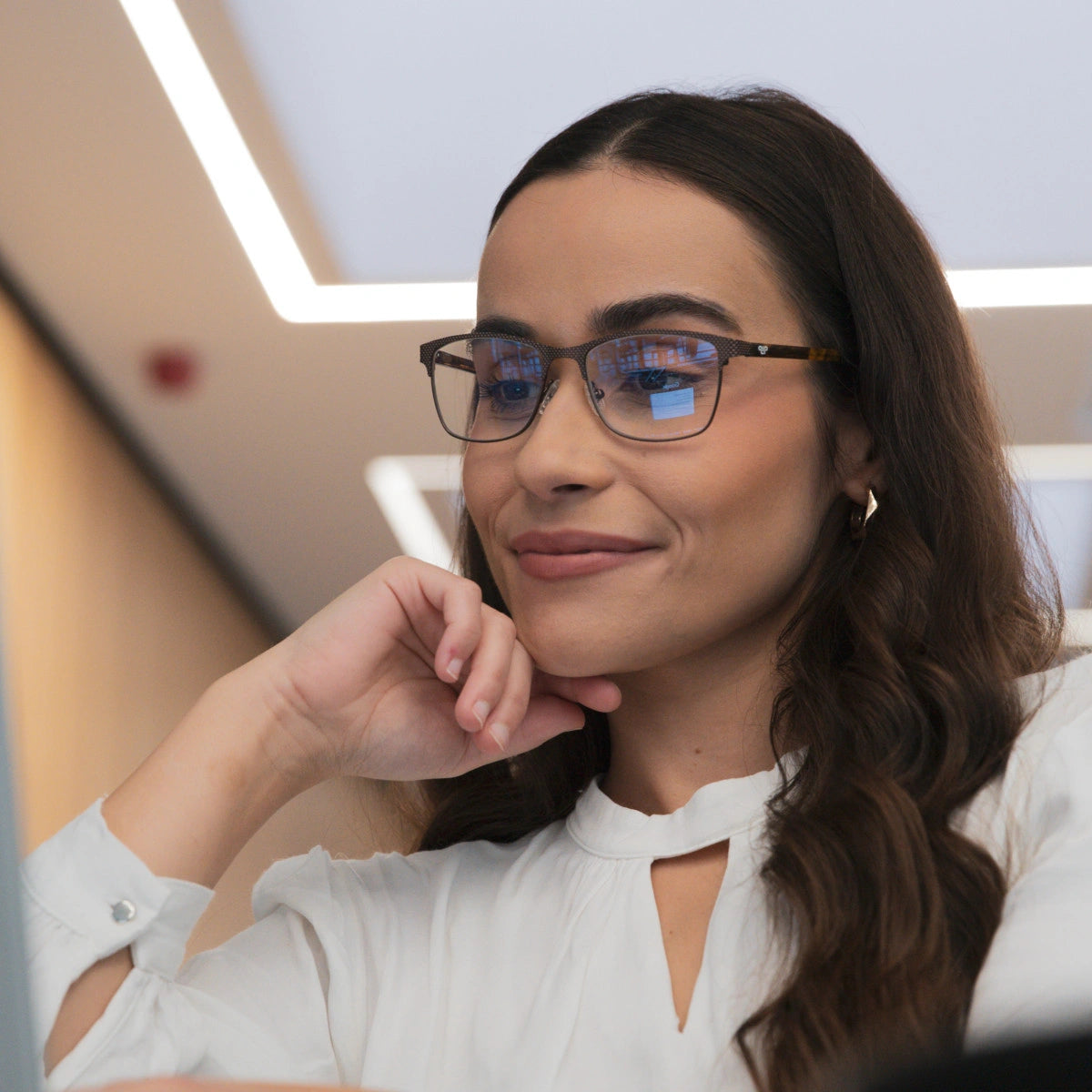 Clipp Glasses Amber barna szemüveg női modellen jobbról
