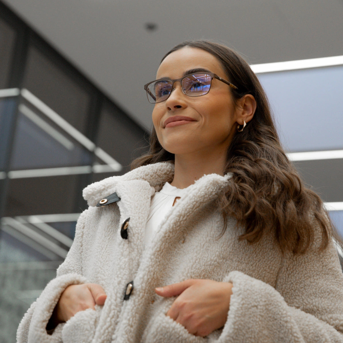 Clipp Glasses Amber barna szemüveg női modellen jobbról
