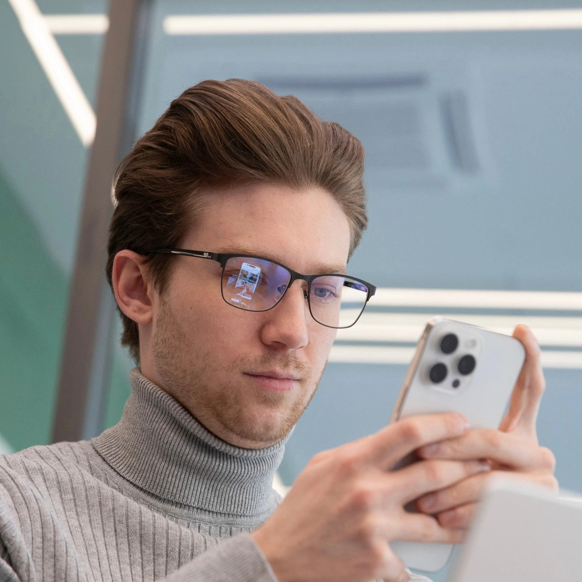 Clipp Glasses Amber fekete szemüveg férfi modellen balról