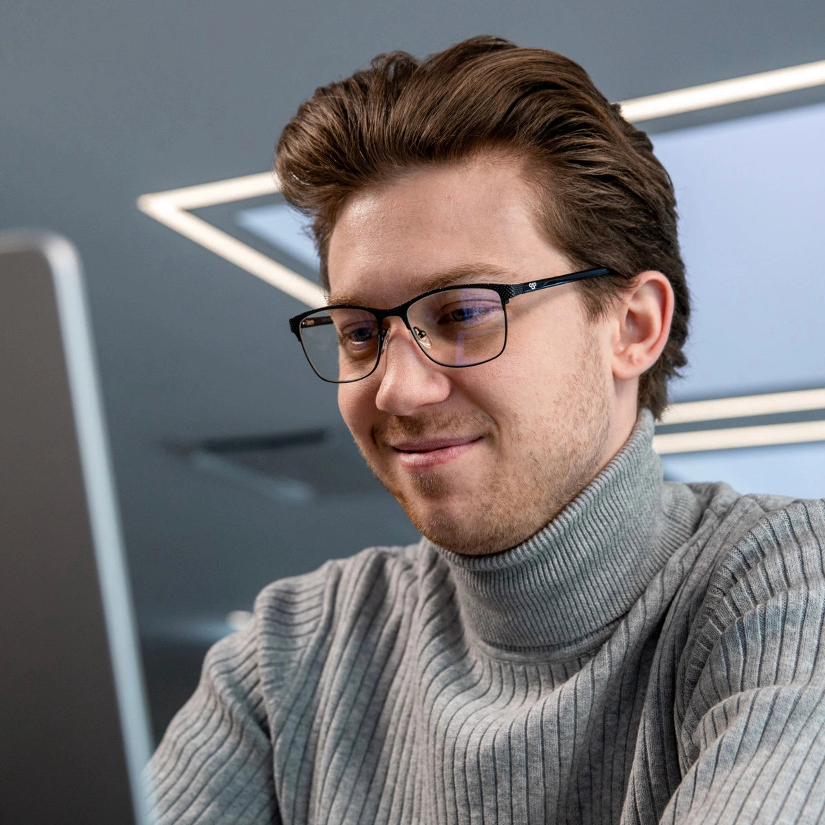 Clipp Glasses Amber fekete szemüveg férfi modellen jobbról