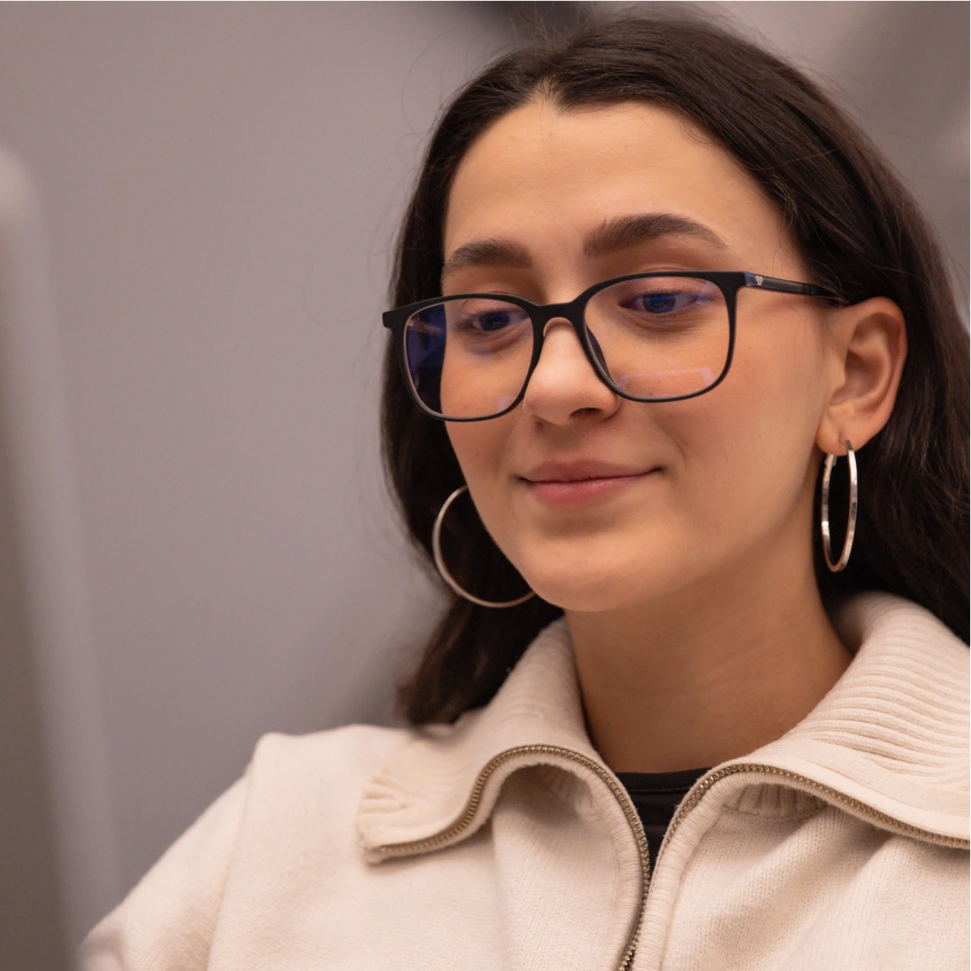 Clipp Glasses focus fekete szemüveg női modellen balról