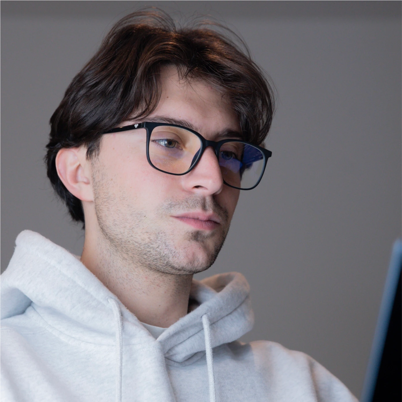 Clipp Glasses focus fekete szemüveg férfi modellen jobbról