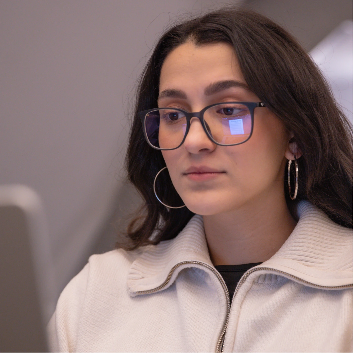 Clipp Glasses focus szürke szemüveg női modellen balról