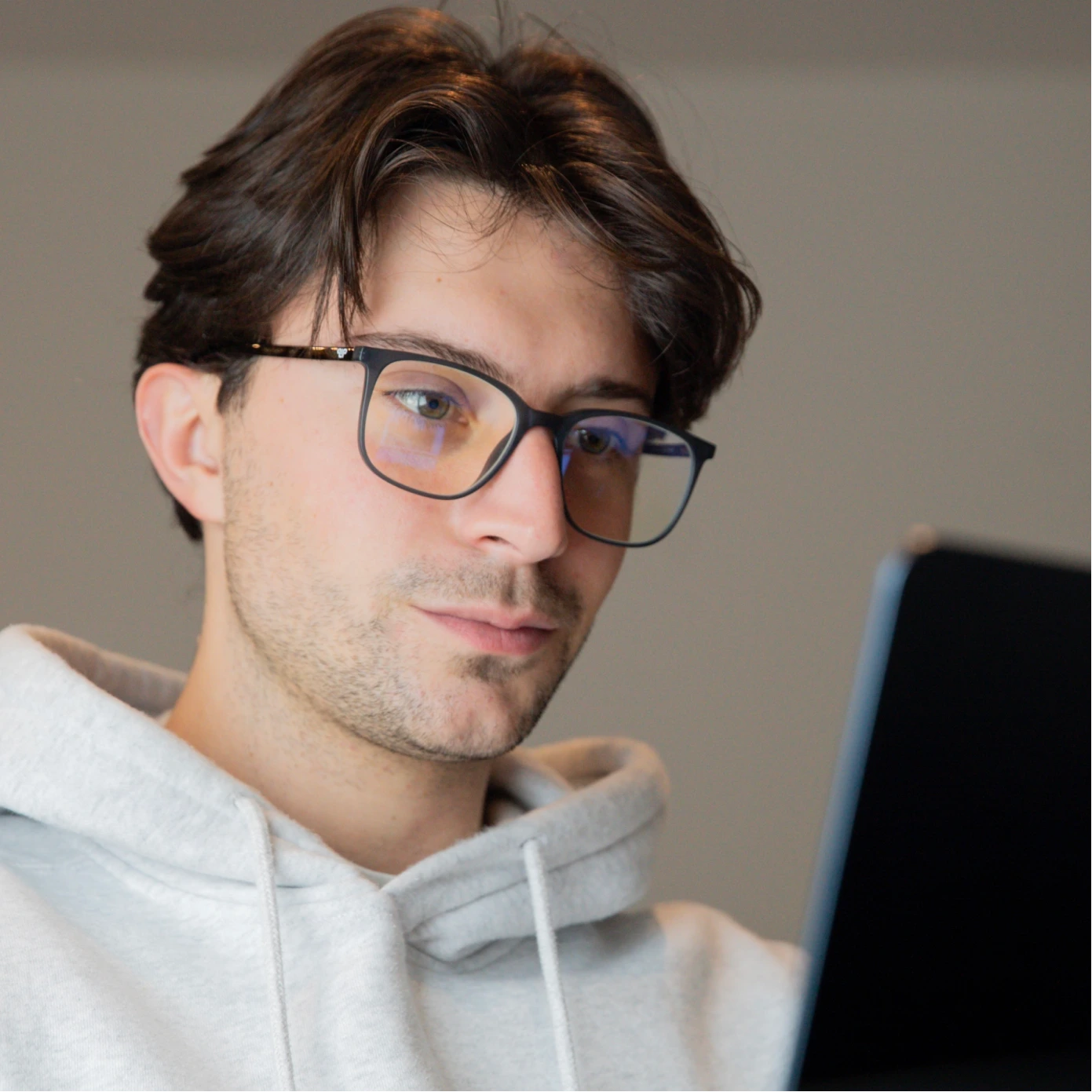Clipp Glasses focus szürke szemüveg férfi modellen jobbról