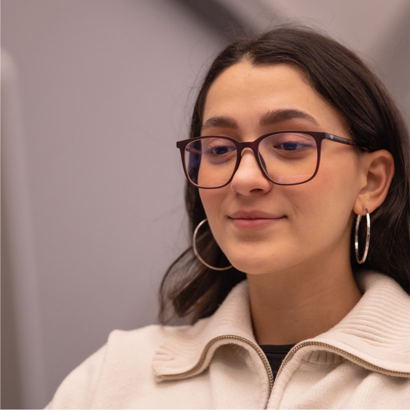 Clipp Glasses piros focus kékfény szűrő szemüveg női modellen balról