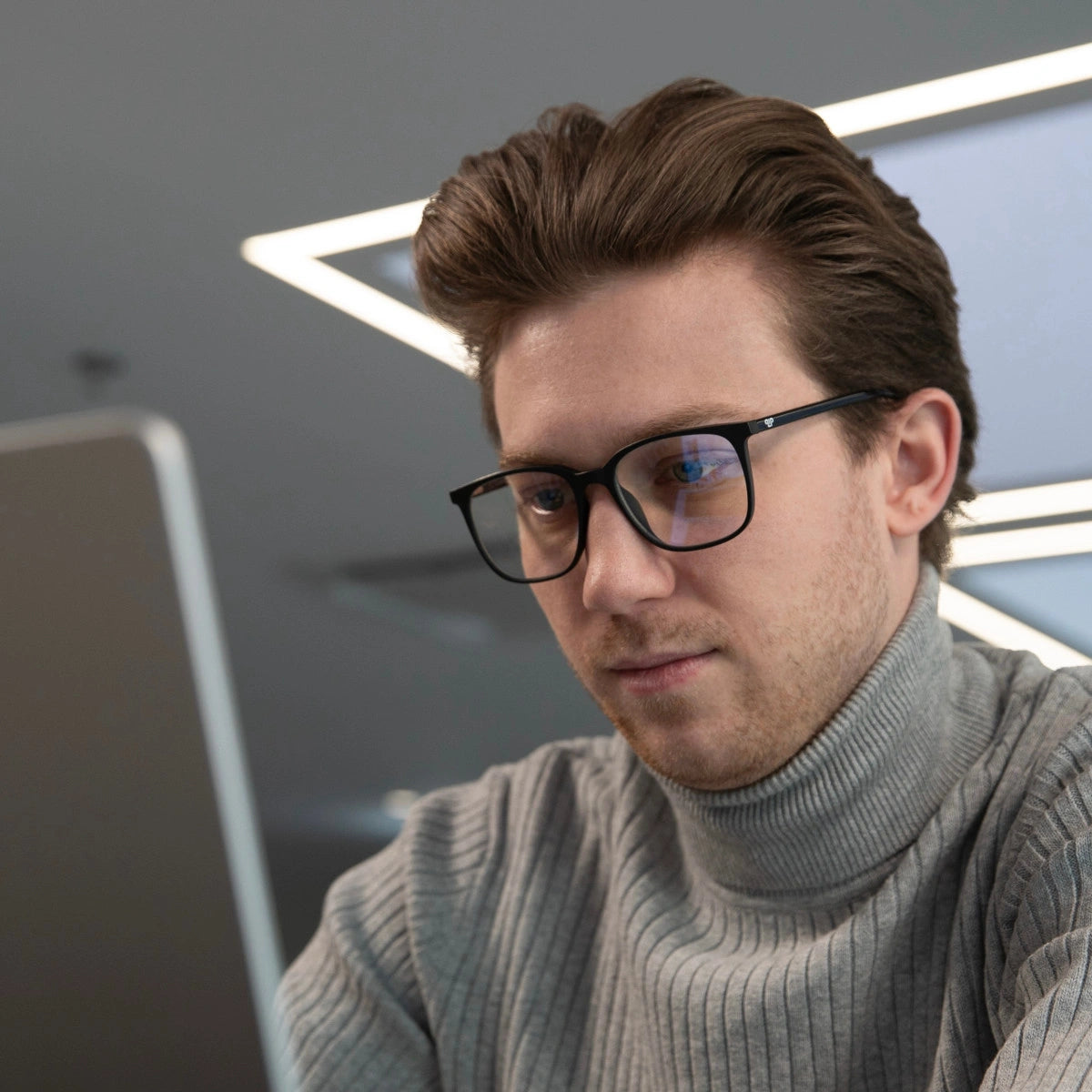 Clipp Glasses focus fekete szemüveg férfi modellen balról