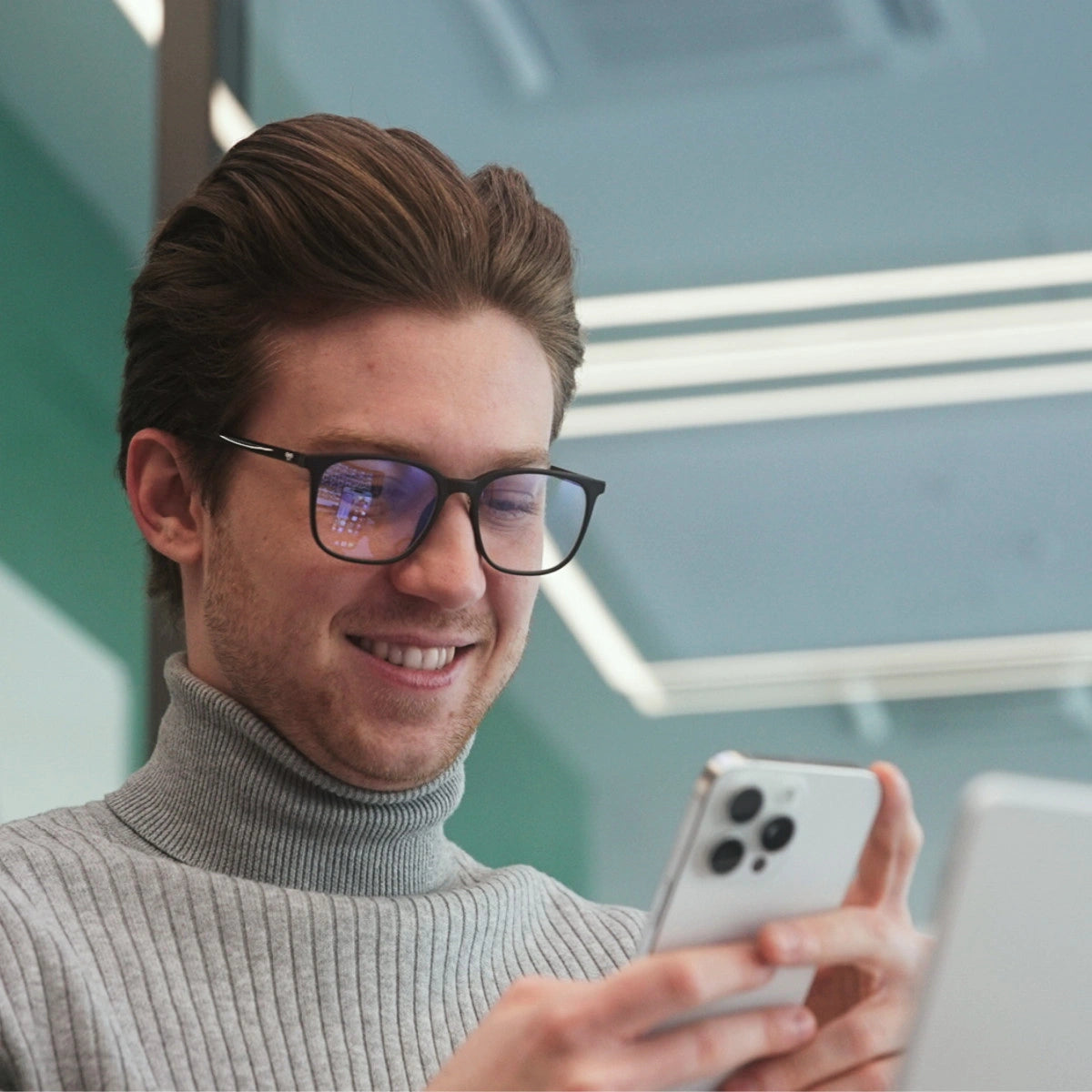 Clipp Glasses focus fekete szemüveg férfi modellen jobbról