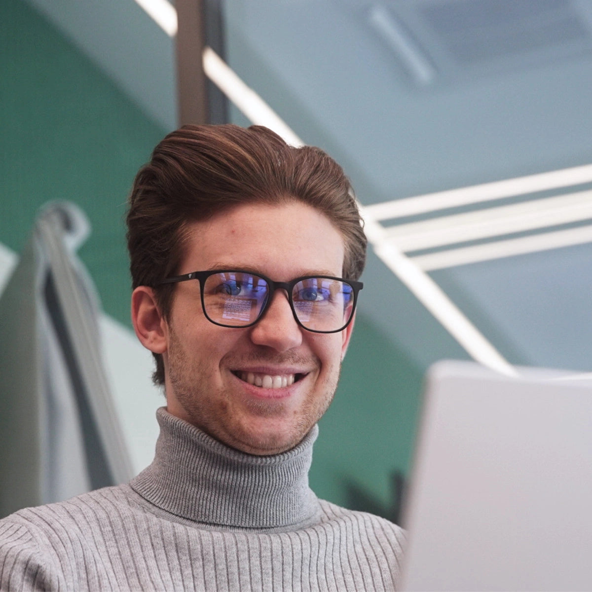 Clipp Glasses focus fekete szemüveg férfi modellen balról