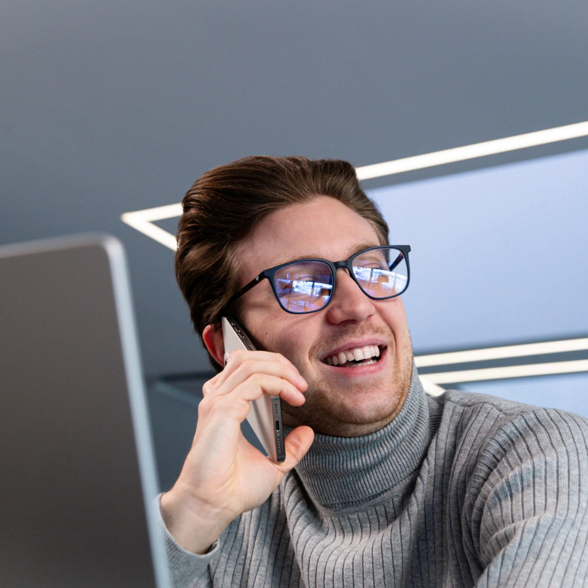 Clipp Glasses kék focus kékfény szűrő szemüveg férfi modellen jobbról