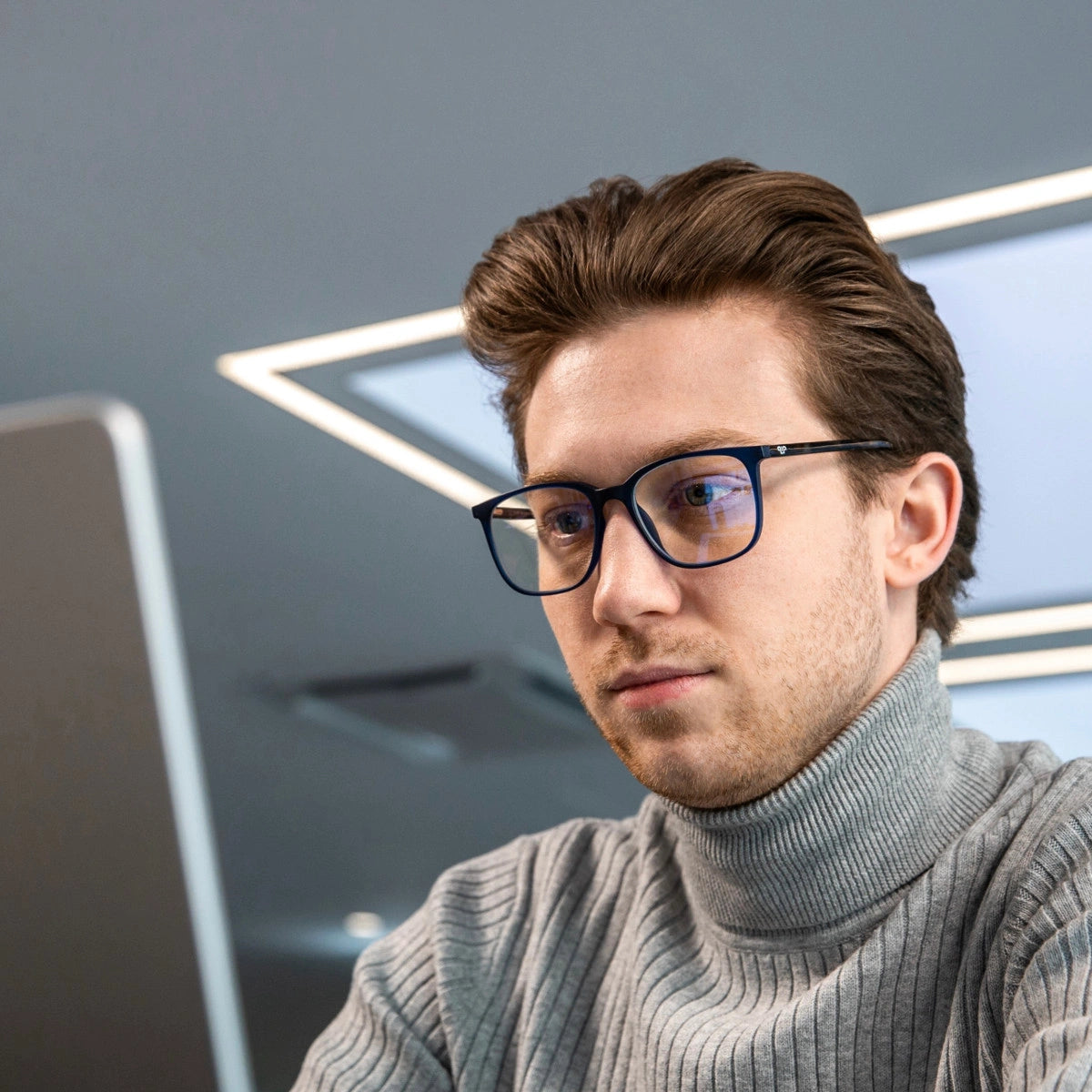 Clipp Glasses kékfény szűrő monitor szemüveg kék Focus modell férfi modellen jobbról