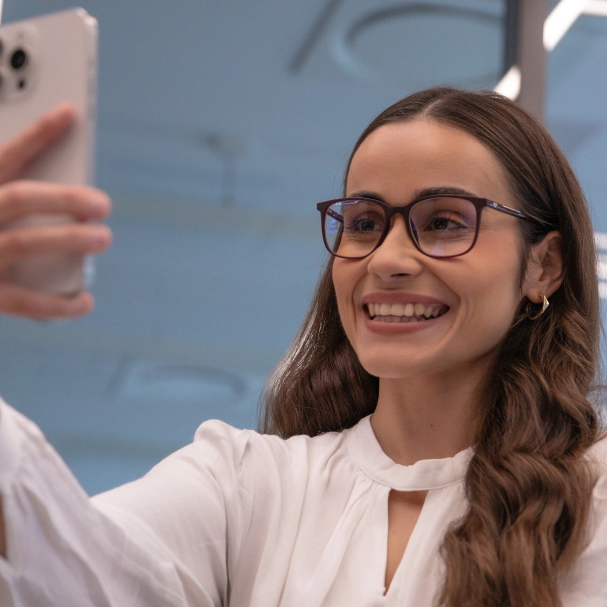 Clipp Glasses piros focus kékfény szűrő szemüveg női modellen balról