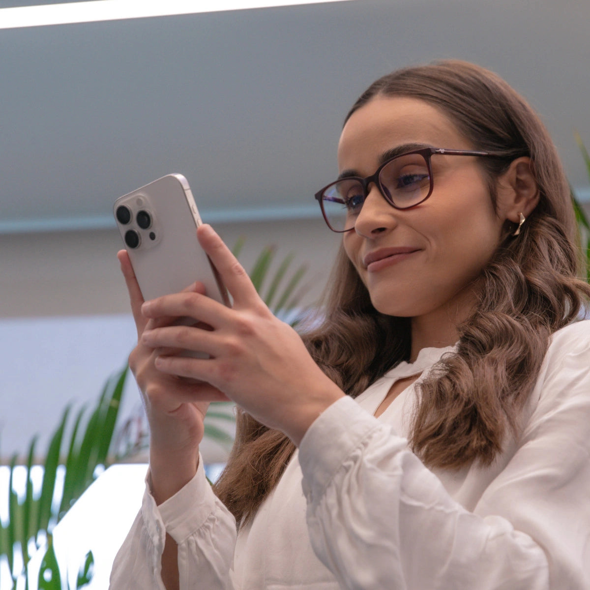 Clipp Glasses piros focus kékfény szűrő szemüveg női modellen balról