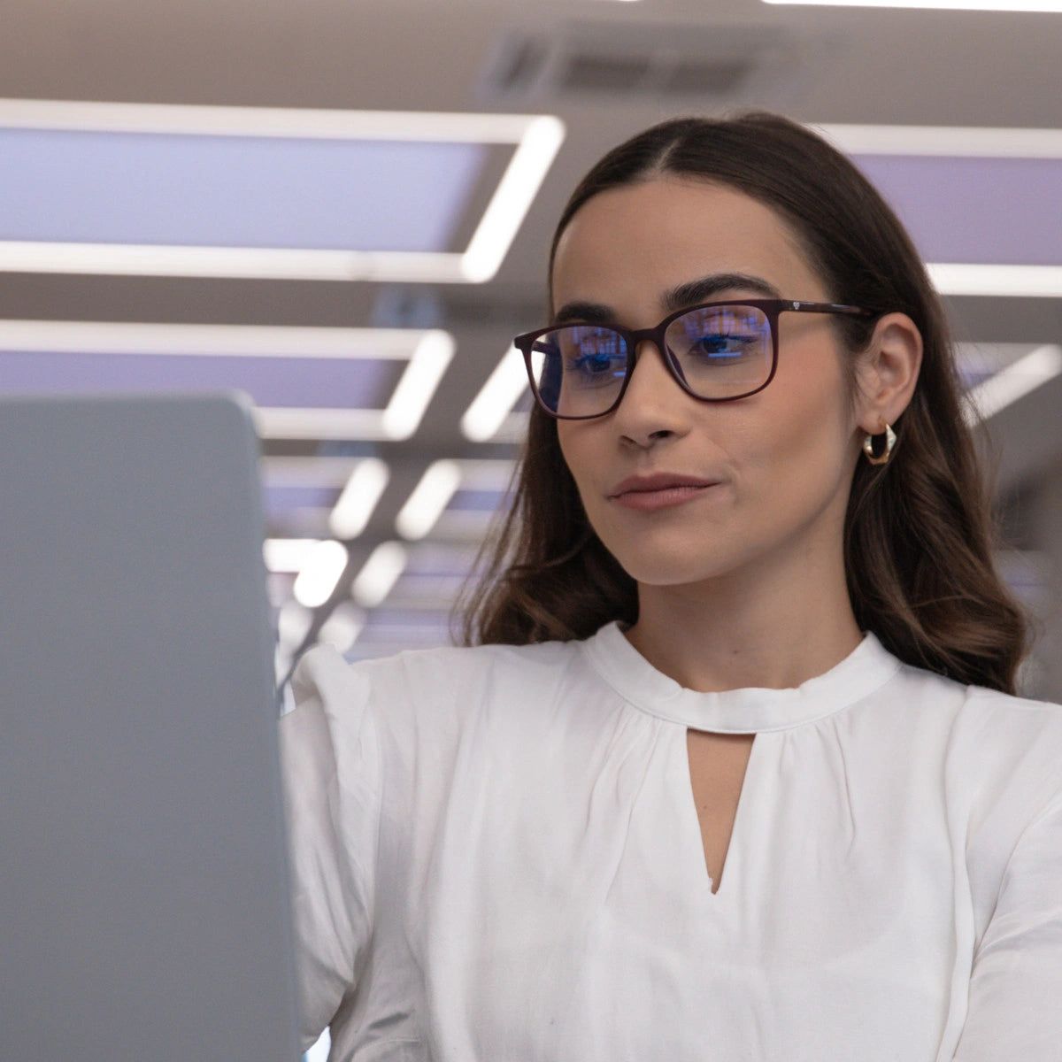 Clipp Glasses piros focus kékfény szűrő szemüveg női modellen balról