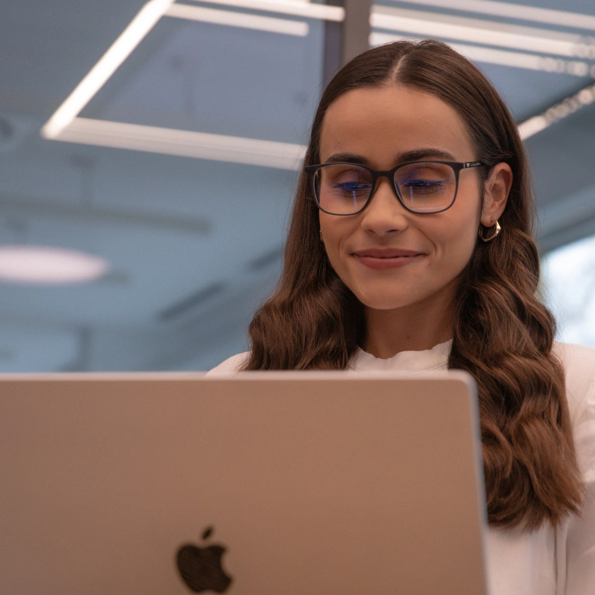 Clipp Glasses szürke focus kékfény szűrő szemüveg női modellen balról