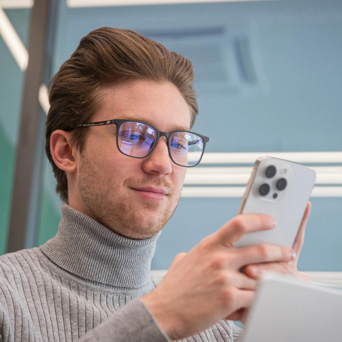 Clipp Glasses szürke focus kékfény szűrő szemüveg férfi modellen jobbról