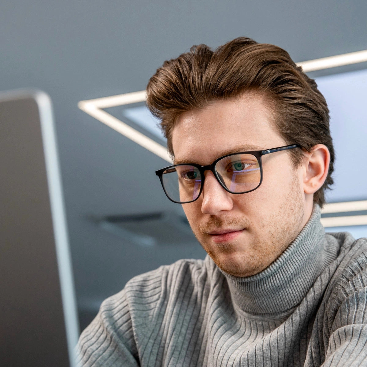 Clipp Glasses szürke focus kékfény szűrő szemüveg férfi modellen balról