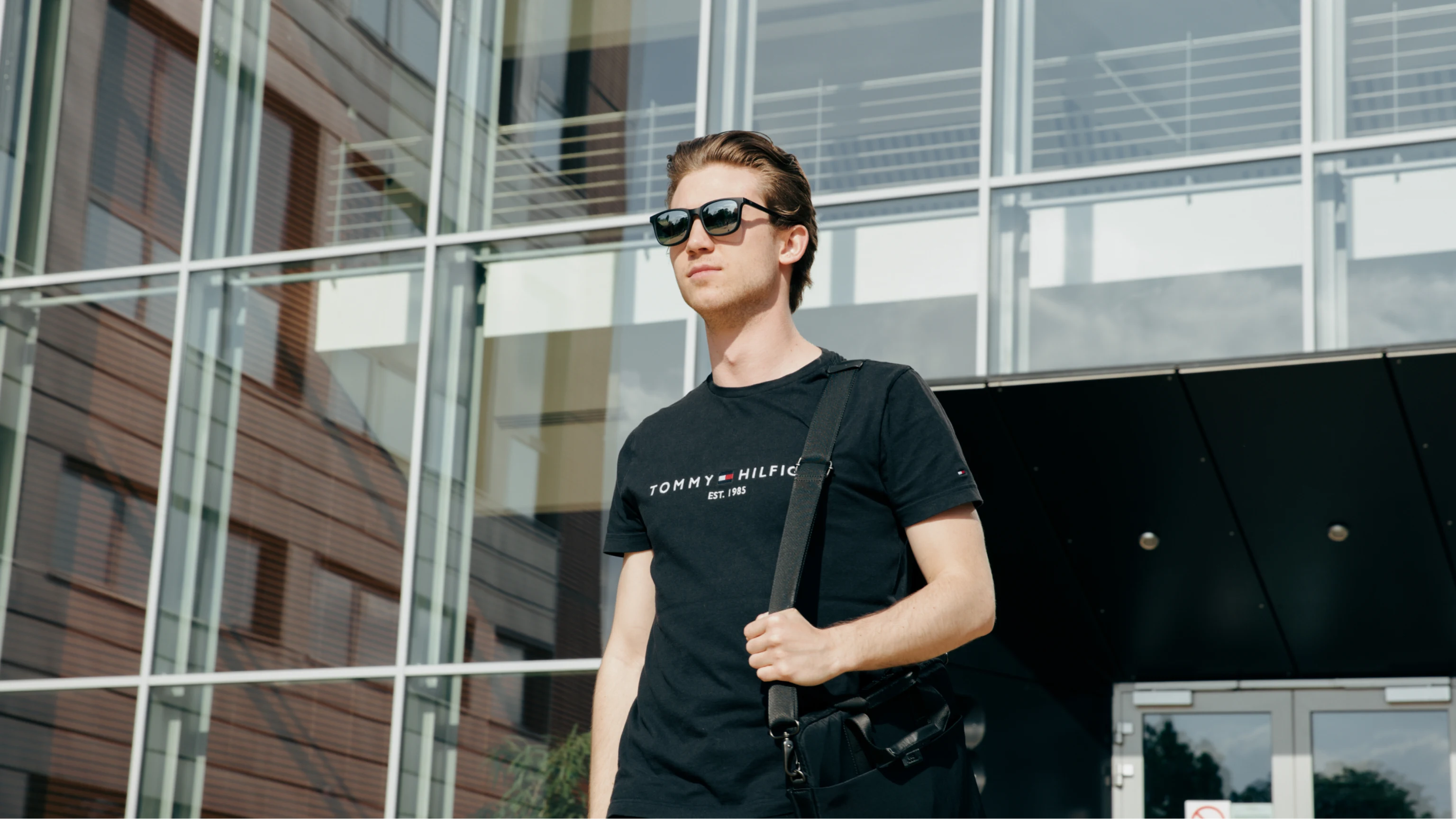 Clipp Glasses monitor szemüveg fedőlencsével férfi modellen használat közben