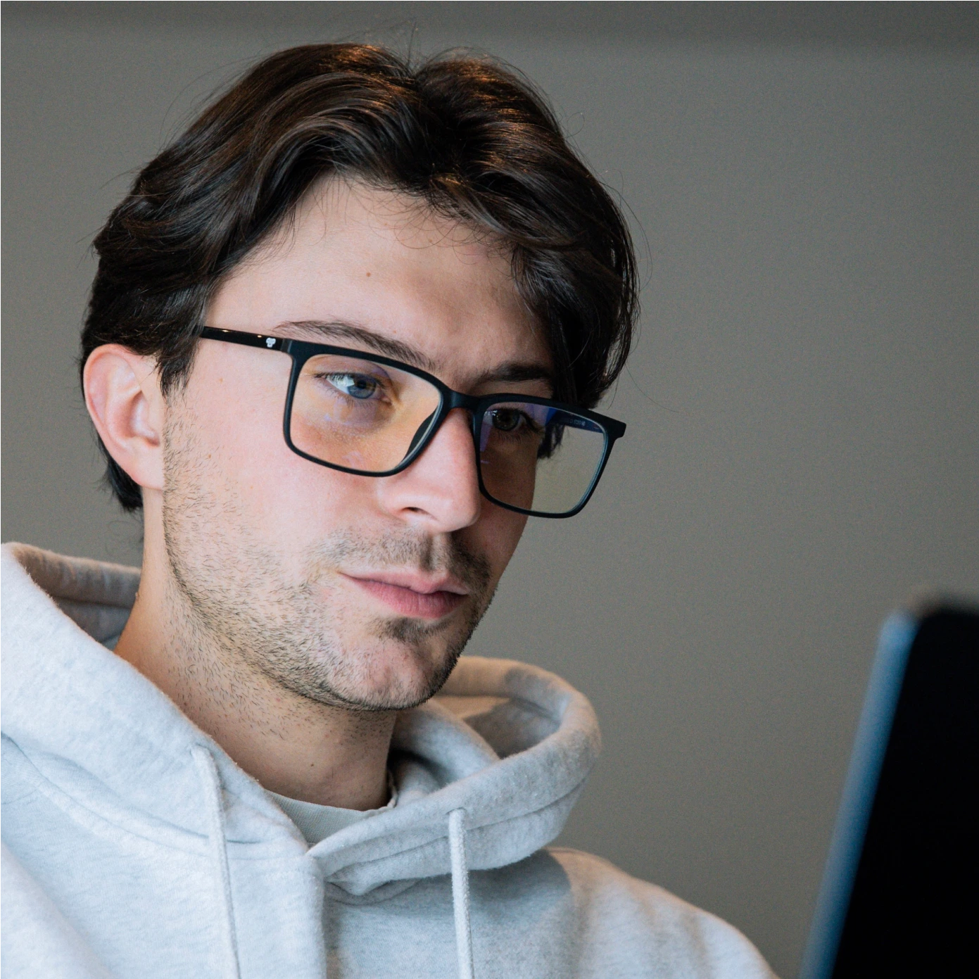Clipp Glasses fekete hale kékfény szűrő szemüveg férfi modellen jobbról