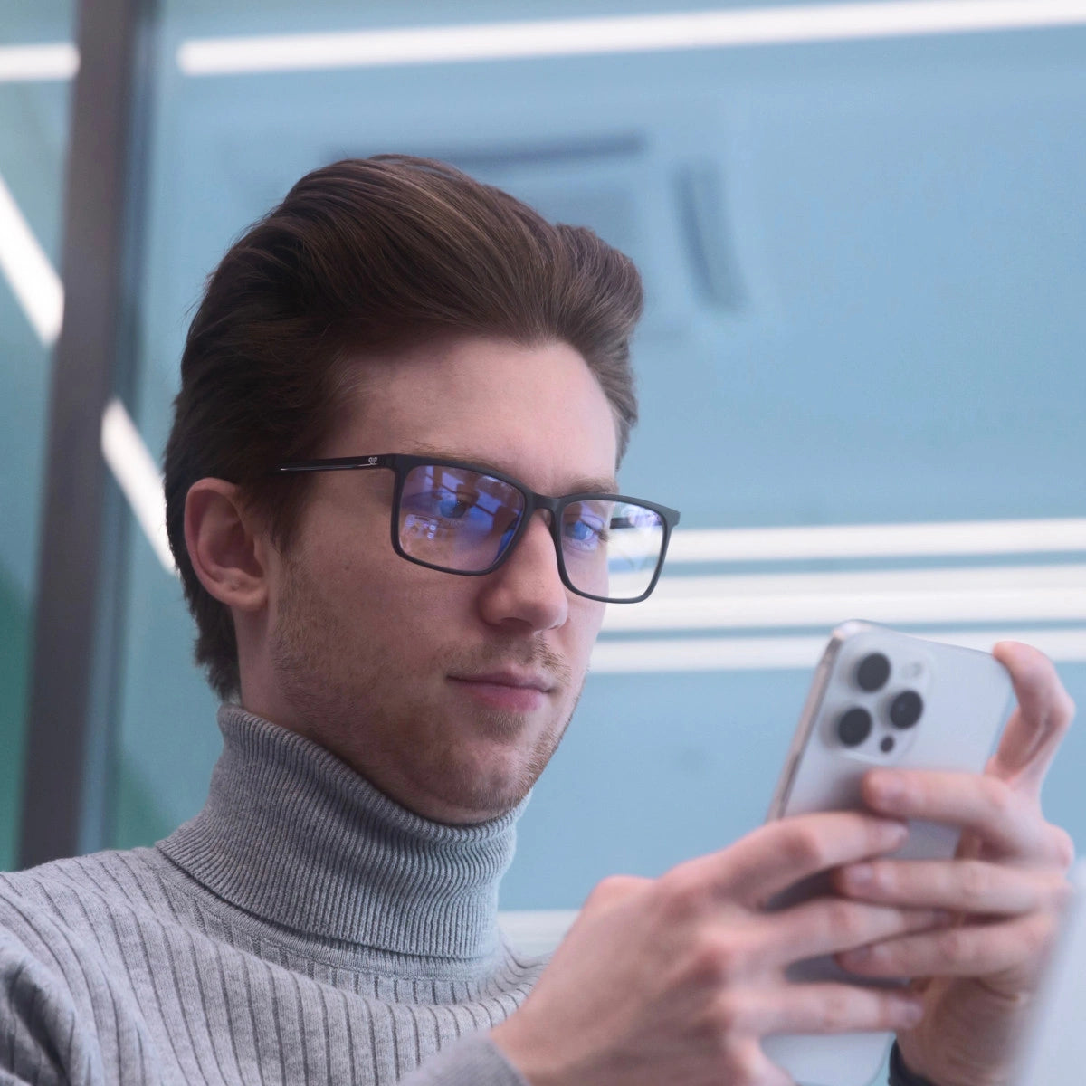 Clipp Glasses fekete hale kékfény szűrő szemüveg férfi modellen jobbról