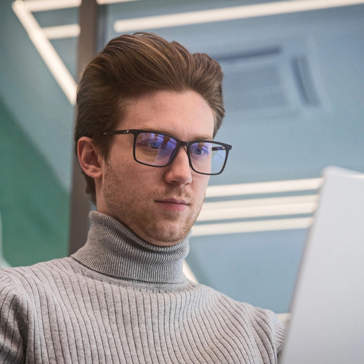 Clipp Glasses fekete hale kékfény szűrő szemüveg férfi modellen jobbról