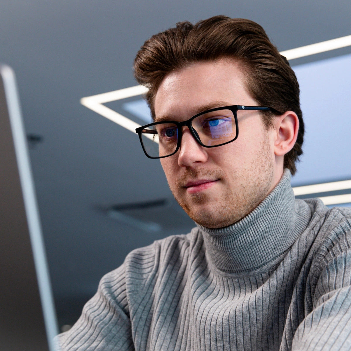 Clipp Glasses fekete hale kékfény szűrő szemüveg férfi modellen balról