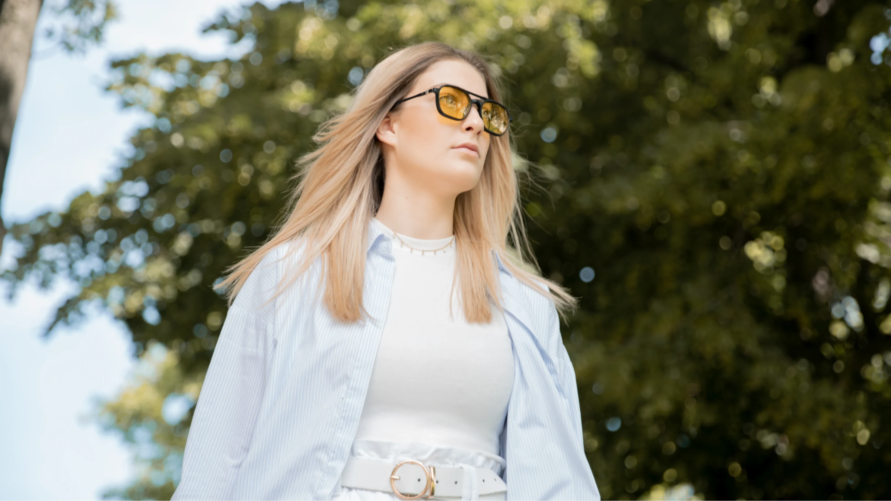 Clipp Glasses monitor szemüveg fedőlencsével női modellen használat közben