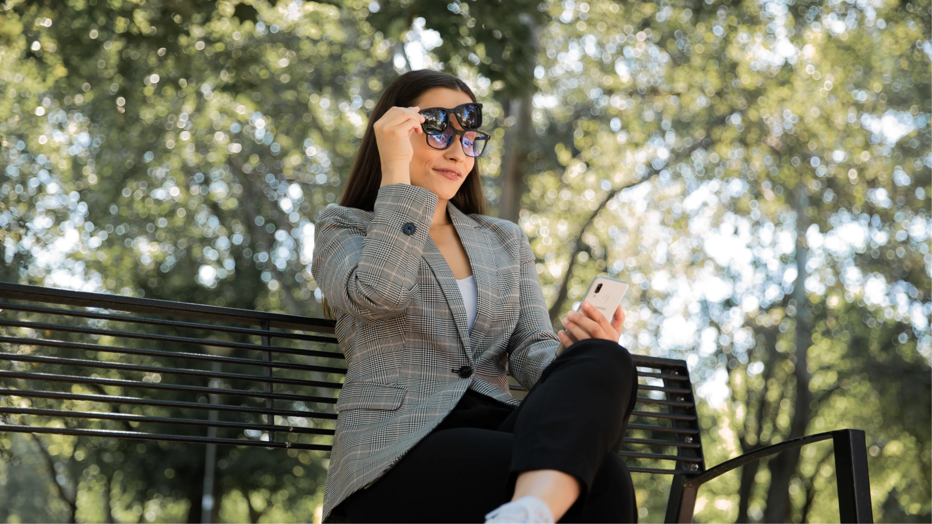 Fedőlencse felhelyezése női modell által a Clipp Glasses monitor szemüvegre