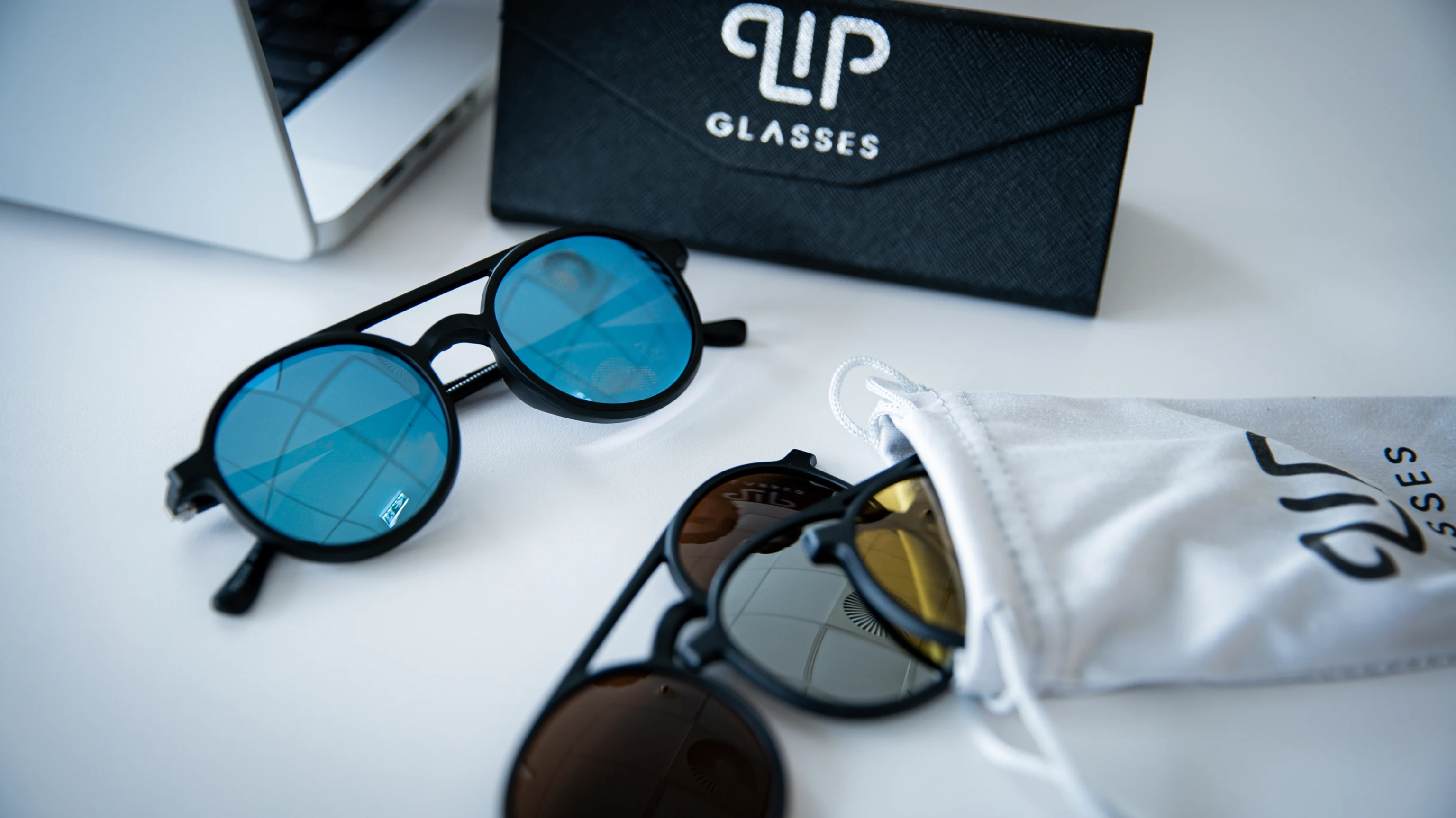 Clipp Glasses monitor szemüveg és kiegészítők egy asztalon