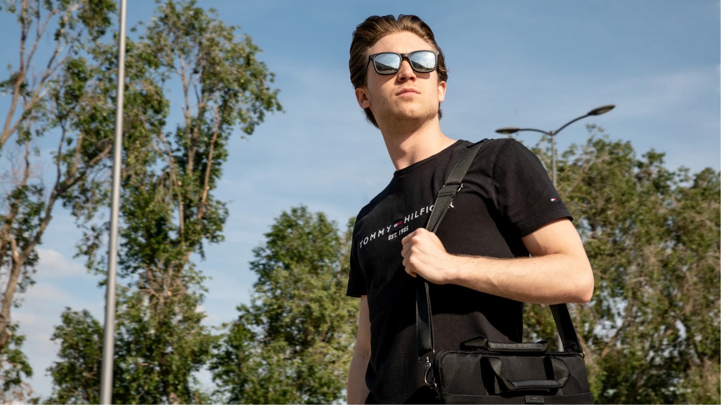 Clipp Glasses monitor szemüveg férfi modellen, kültéren