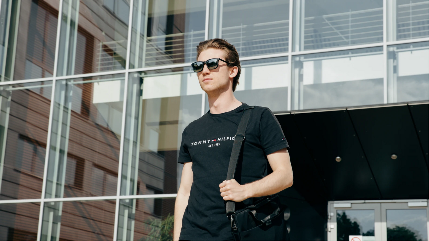 Clipp Glasses monitor szemüveg férfi modellen, kültéren