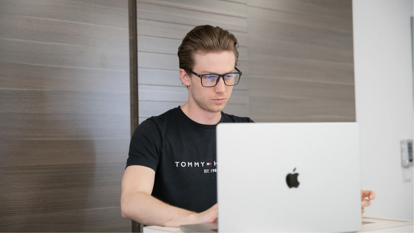 Clipp Glasses Cubed monitor szemüveg férfi modellen, beltéren