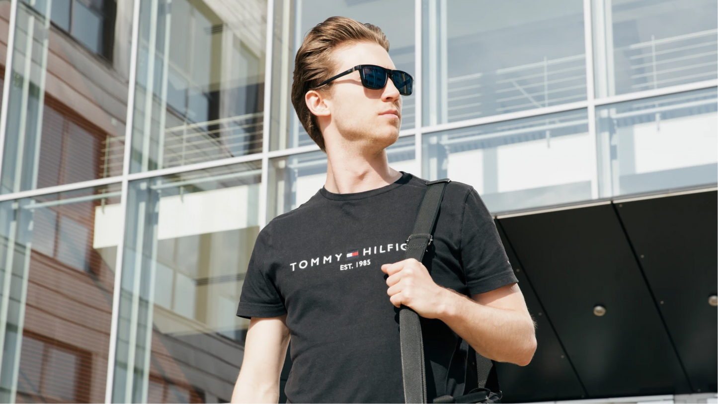 Clipp Glasses Cubed monitor szemüveg férfi modellen, kültéren