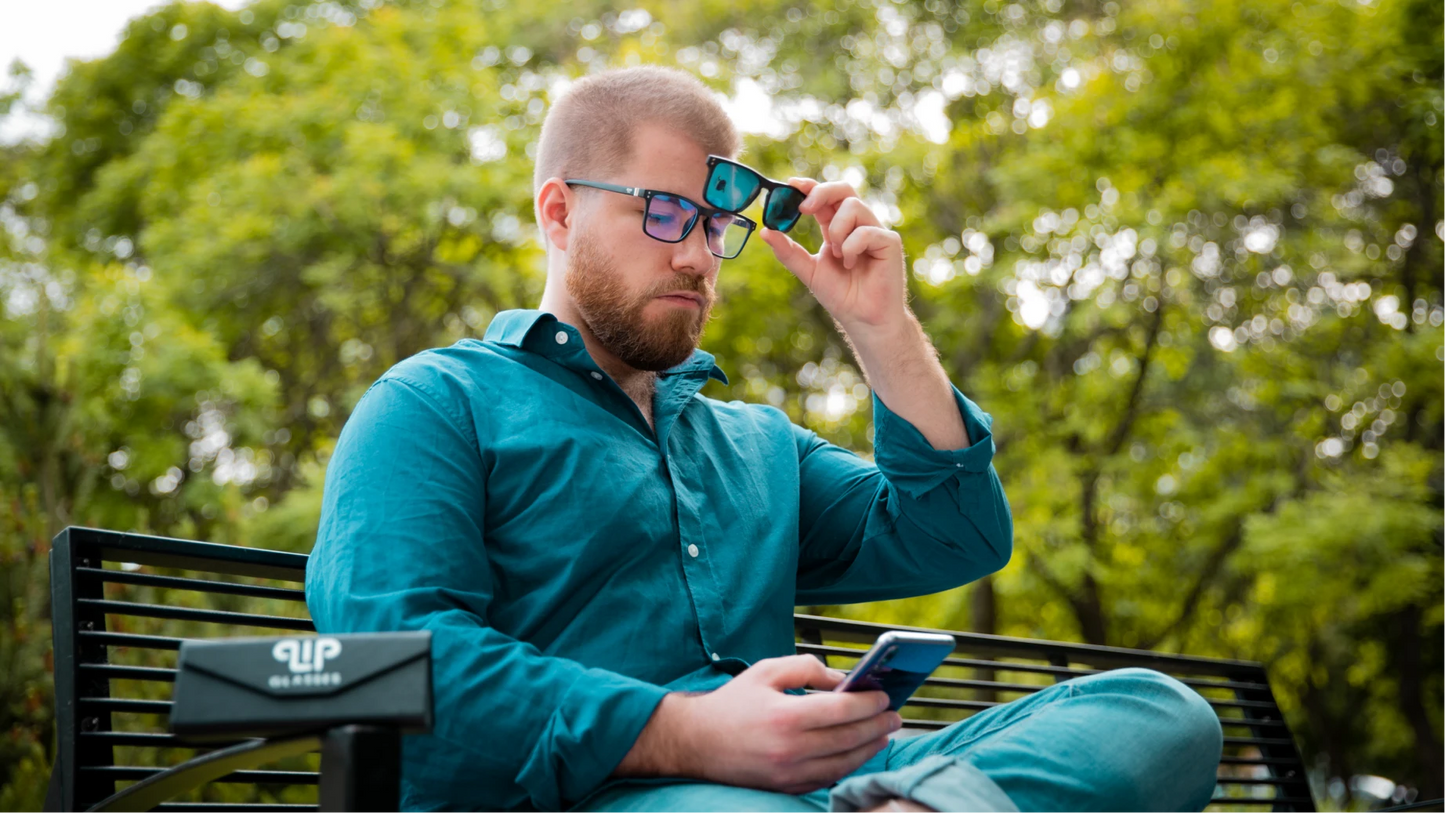 Clipp Glasses Cubed monitor szemüveg férfi modellen kültéren