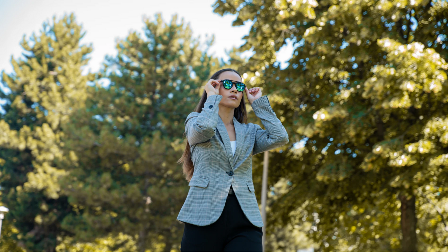 Clipp Glasses Sierra+ monitor szemüveg női modellen, kültéren