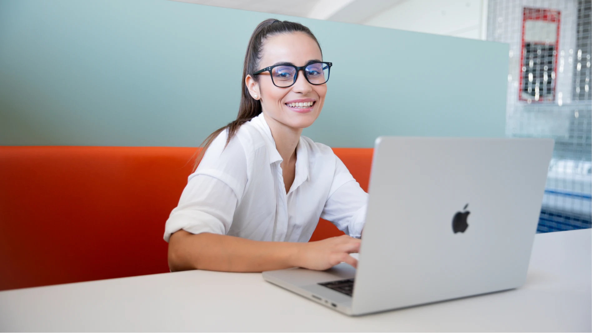 Clipp Glasses monitor szemüveg női modellen, beltéren
