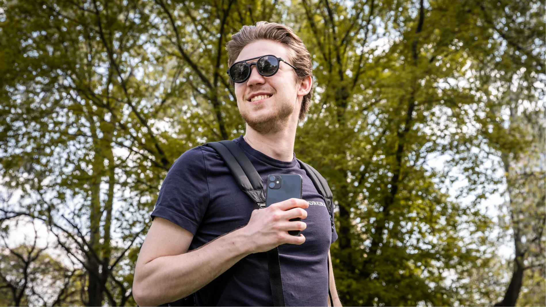 Clipp Glasses monitor szemüveg férfi modellen kültéren