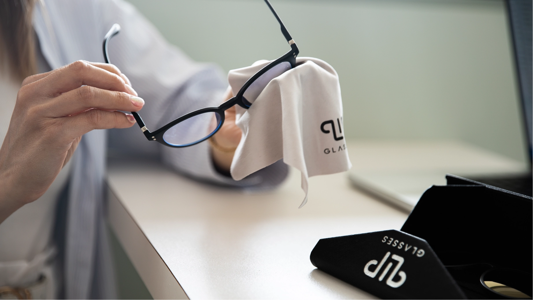 Clipp Glasses monitor szemüveg és kiegészítők használat közben
