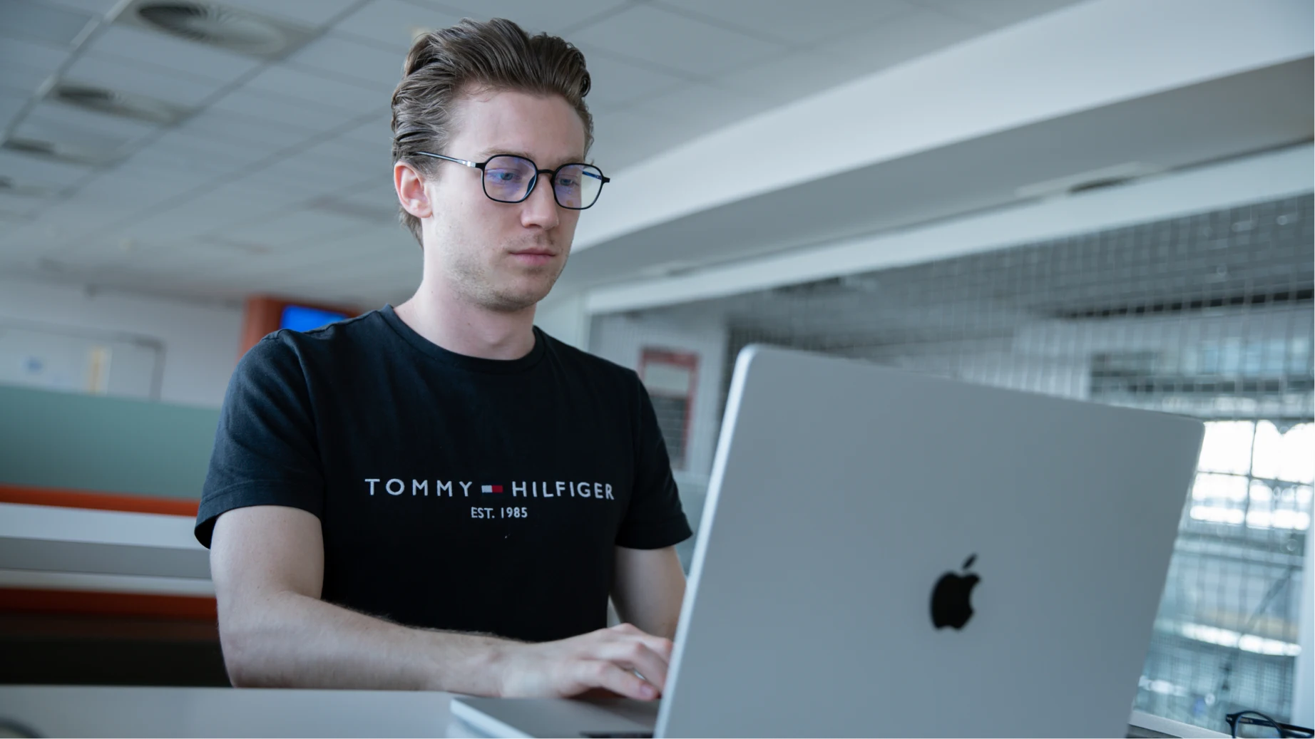 Clipp Glasses Hex monitor szemüveg férfi modellen irodai környezetben