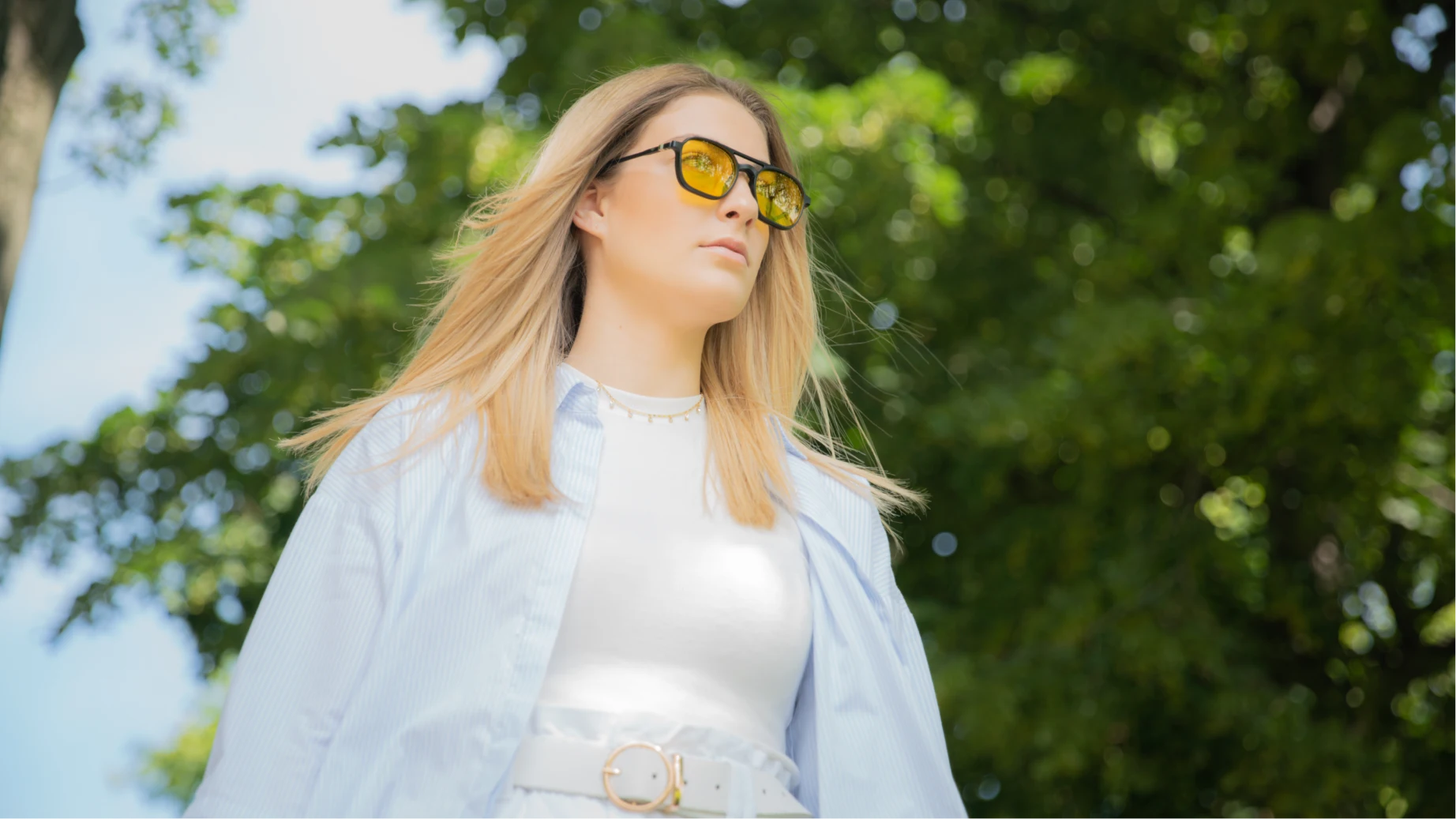 Clipp Glasses Hex monitor szemüveg női modellen kültéren