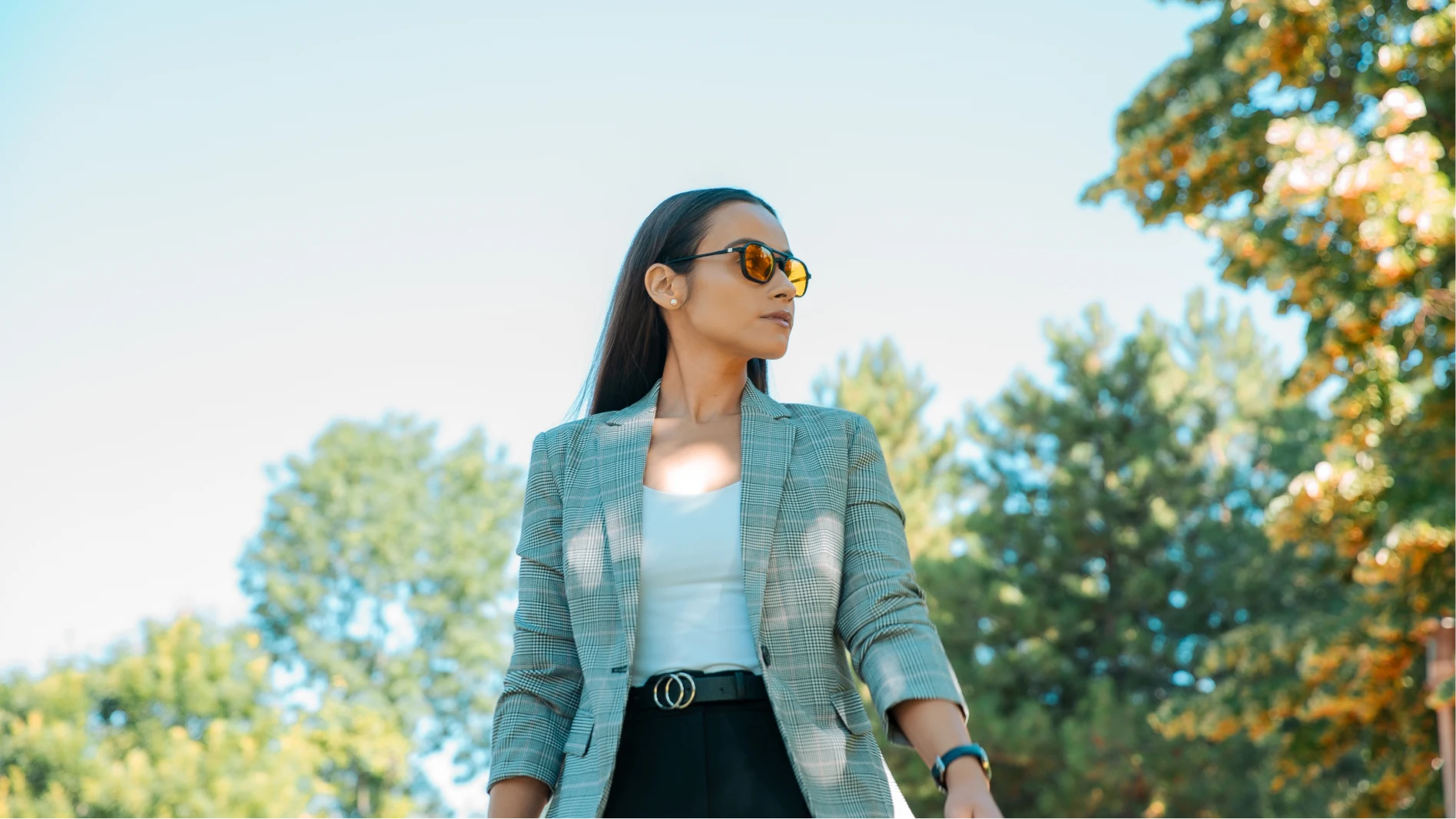 Clipp Glasses Hex monitor szemüveg női modellen kültéren