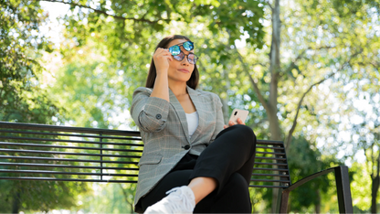 Clipp Glasses Hex monitor szemüveg női modellen, kültéren