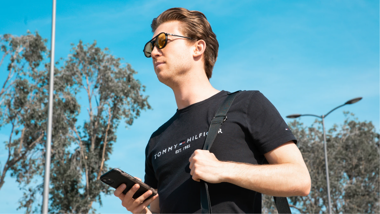 Clipp Glasses Hex monitor szemüveg férfi modellen kültéren