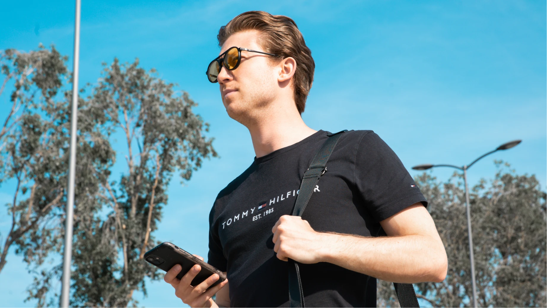 Clipp Glasses Hex monitor szemüveg férfi modellen kültéren