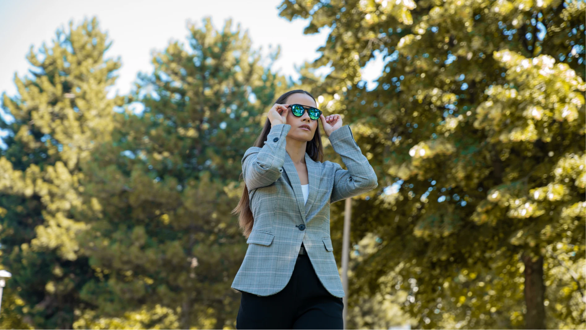 Clipp Glasses Sierra+ monitor szemüveg női modellen, kültéren