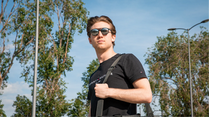 Clipp Glasses Sierra+ monitor szemüveg férfi modellen, kültéren