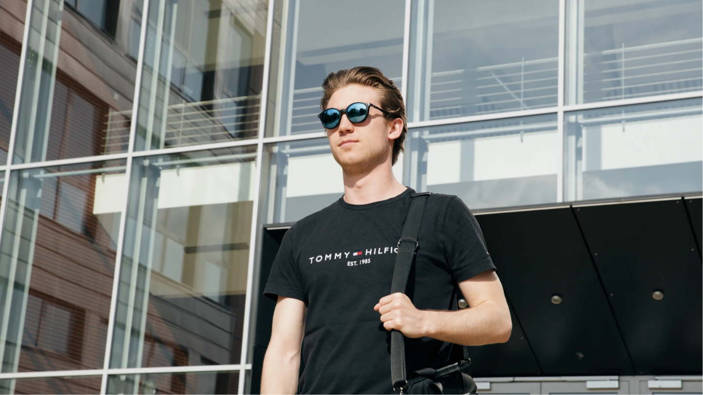 Clipp Glasses Sierra monitor szemüveg férfi modellen, kültéren